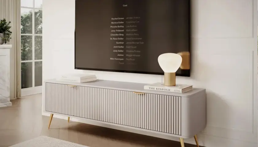 Meuble télé moderne aux lignes épurées, parfait pour un salon contemporain. Sa dimension s'intègre harmonieusement.