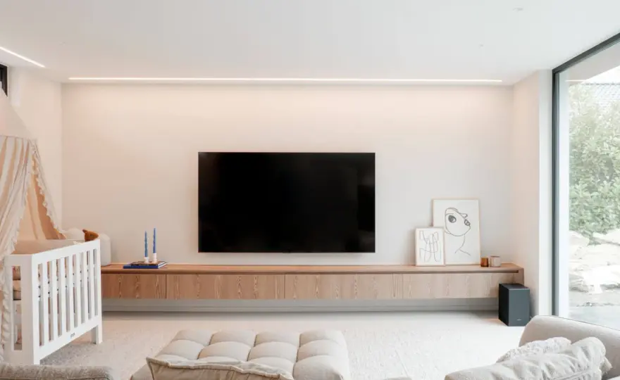 Comment suspendre un meuble TV - Le guide complet