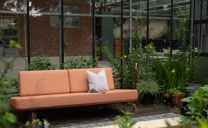 Canapé décoloré par le soleil - Solutions et prévention efficace