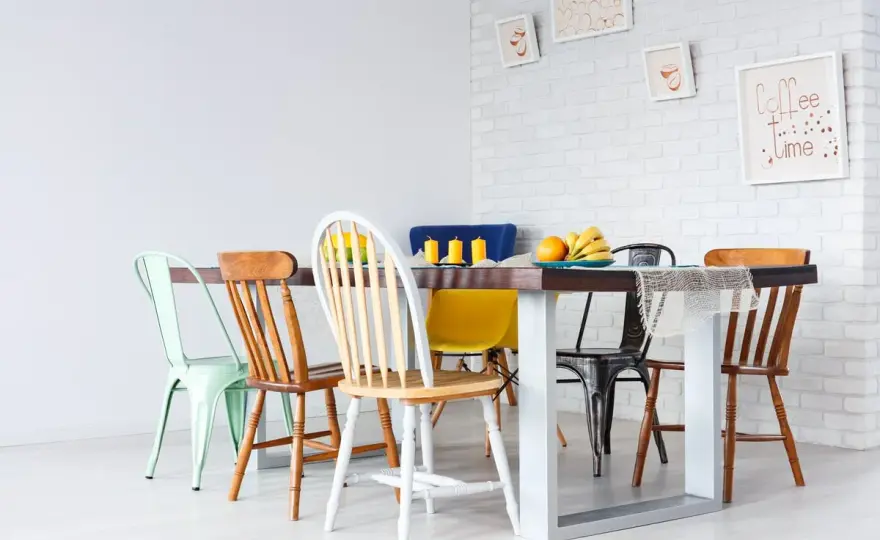Chaises dépareillées - Réussir le mix en salle à manger