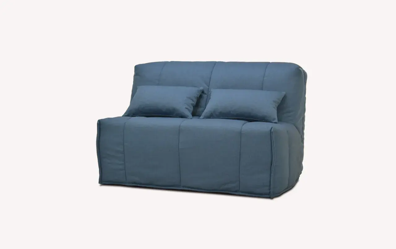 Canapé bz bleu avec coussins. Facile à déplier pour un couchage d'appoint.
