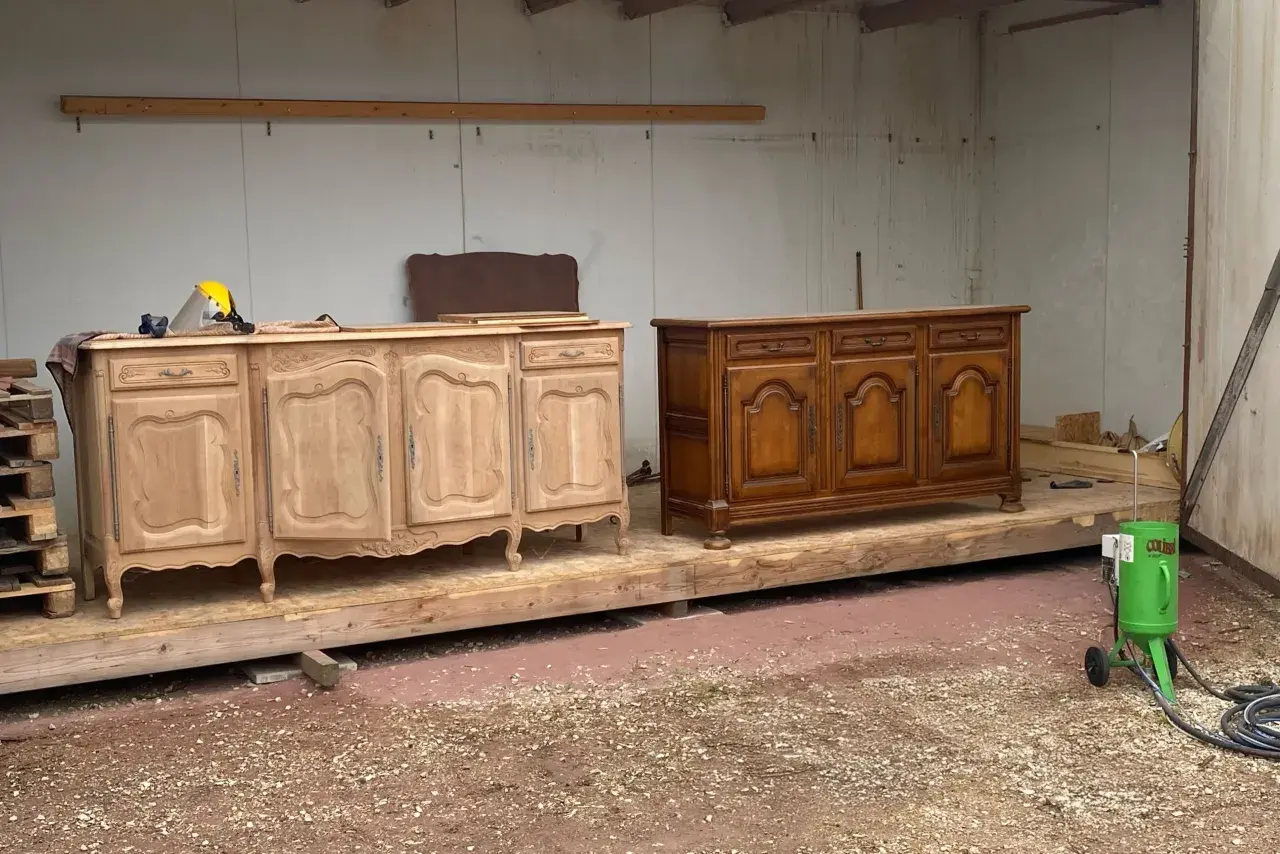 Buffet en bois brut à gauche, buffet huilé à droite. Le processus de restauration du bois, avant et après l'application de l'huile.