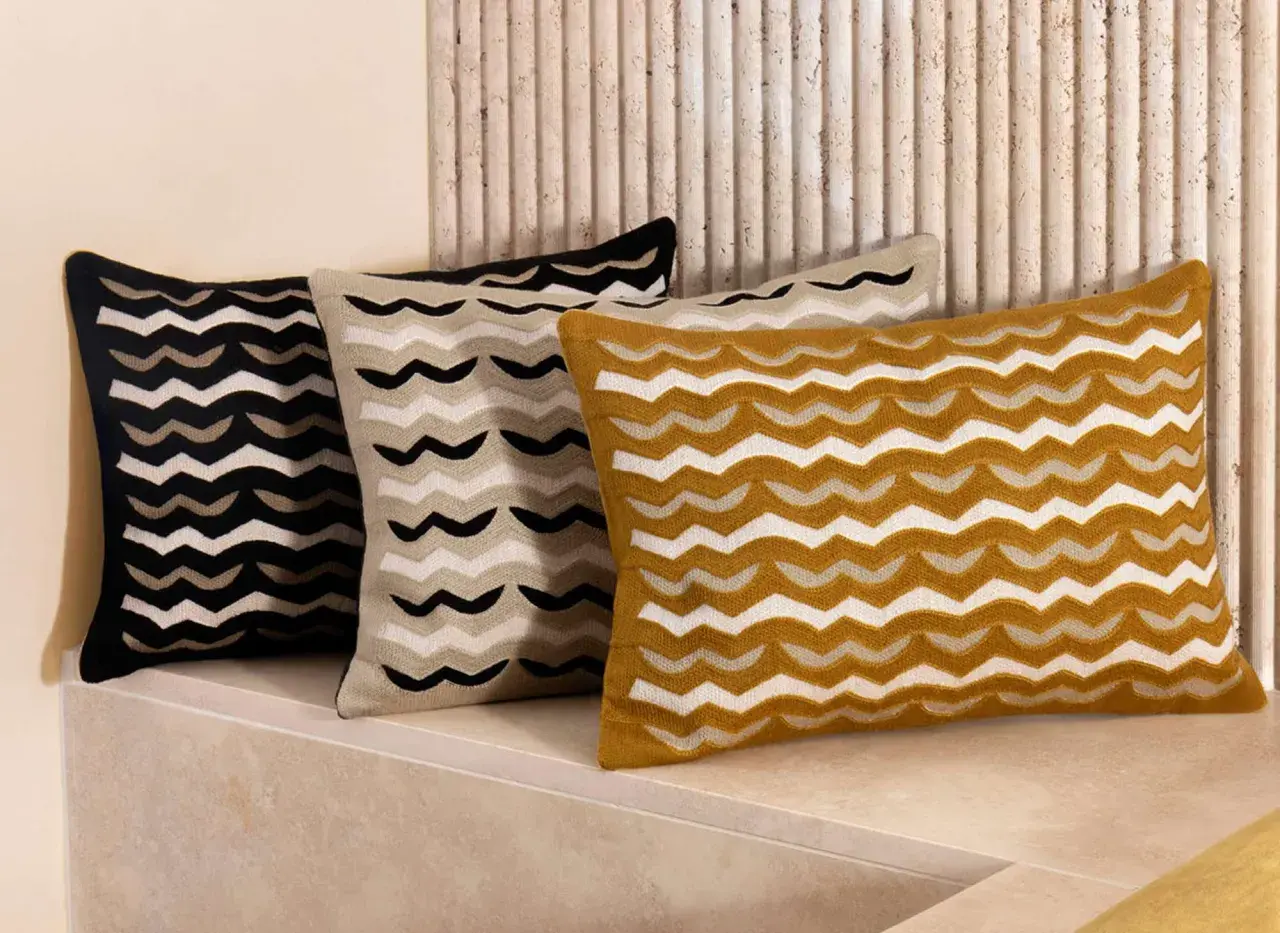 Trois coussins aux motifs ondulés, parfaits pour choisir quel tissu pour housse de coussin.