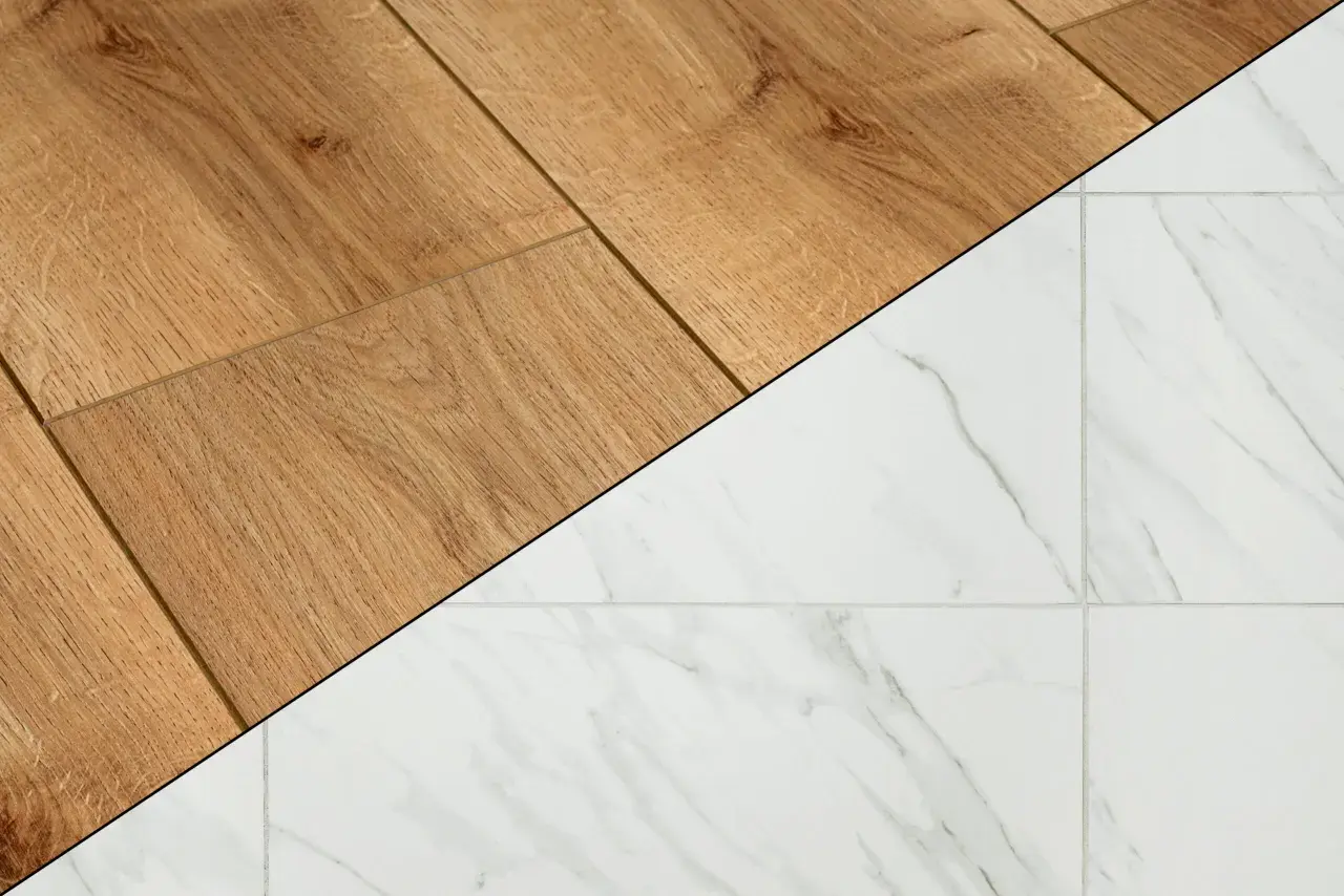 Un côté présente un parquet en bois chaleureux, l'autre un carrelage blanc marbré élégant. Un choix entre deux ambiances pour votre intérieur.