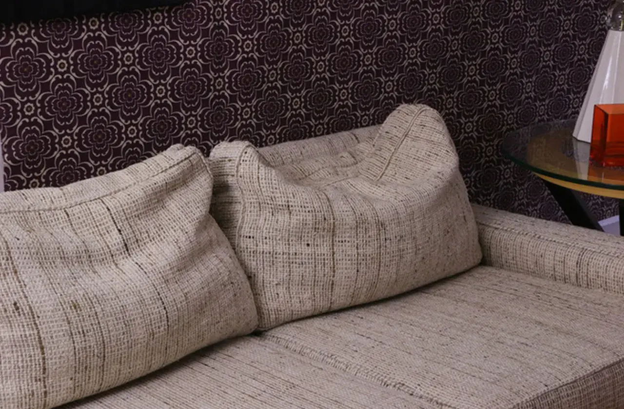 Coussins avachis sur un canapé : comment faire pour leur redonner du rembourrage et du gonflant ?