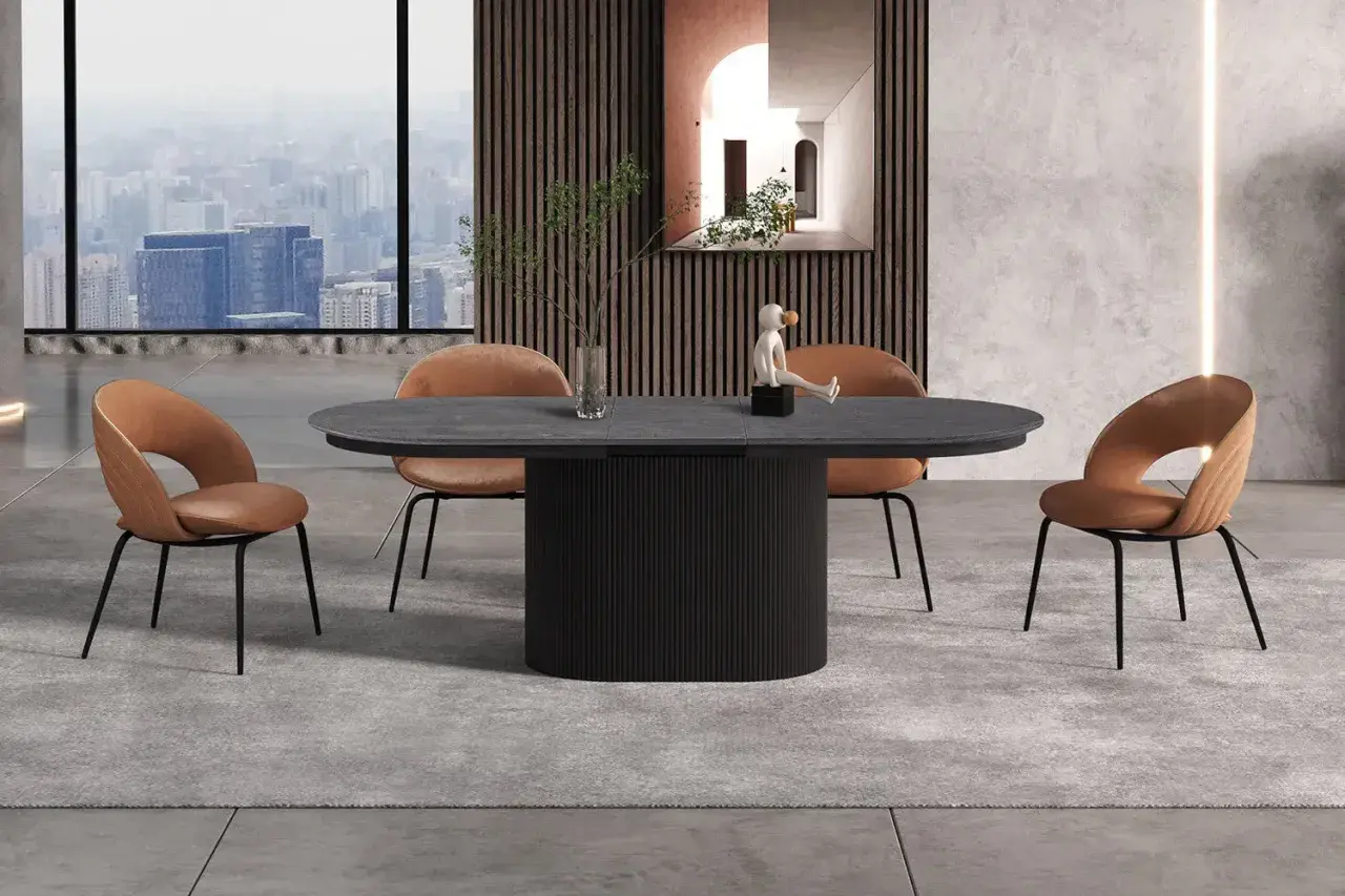 Table 12 personnes dimensions : un plateau ovale en pierre sombre repose sur un pied cylindrique noir. Quatre chaises en velours marron entourent la table.