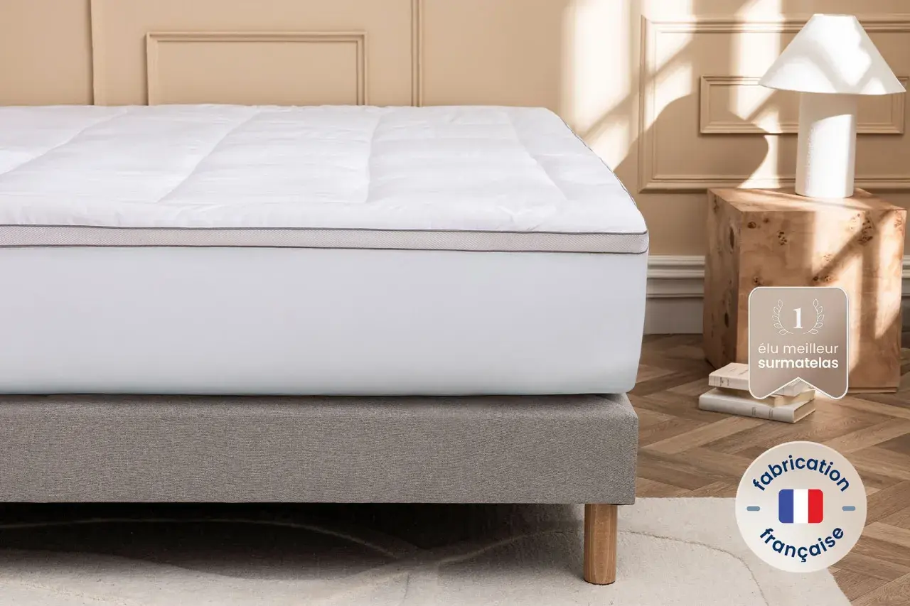 Surmatelas blanc moelleux, élu meilleur surmatelas. Facile à retourner pour un confort optimal. Fabrication française.