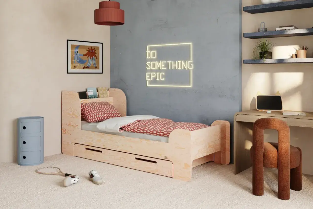 Lit en bois clair avec tiroirs, idéal pour un matelas 1 place et demi. Un décor inspirant "Do Something Epic" illumine le mur.