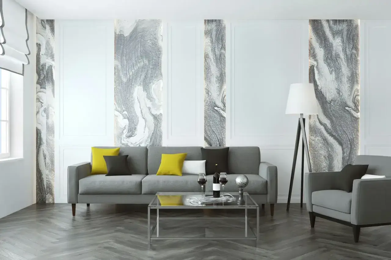 Salon moderne avec canapé gris, coussins colorés et un papier peint écologique aux motifs marbrés abstraits.