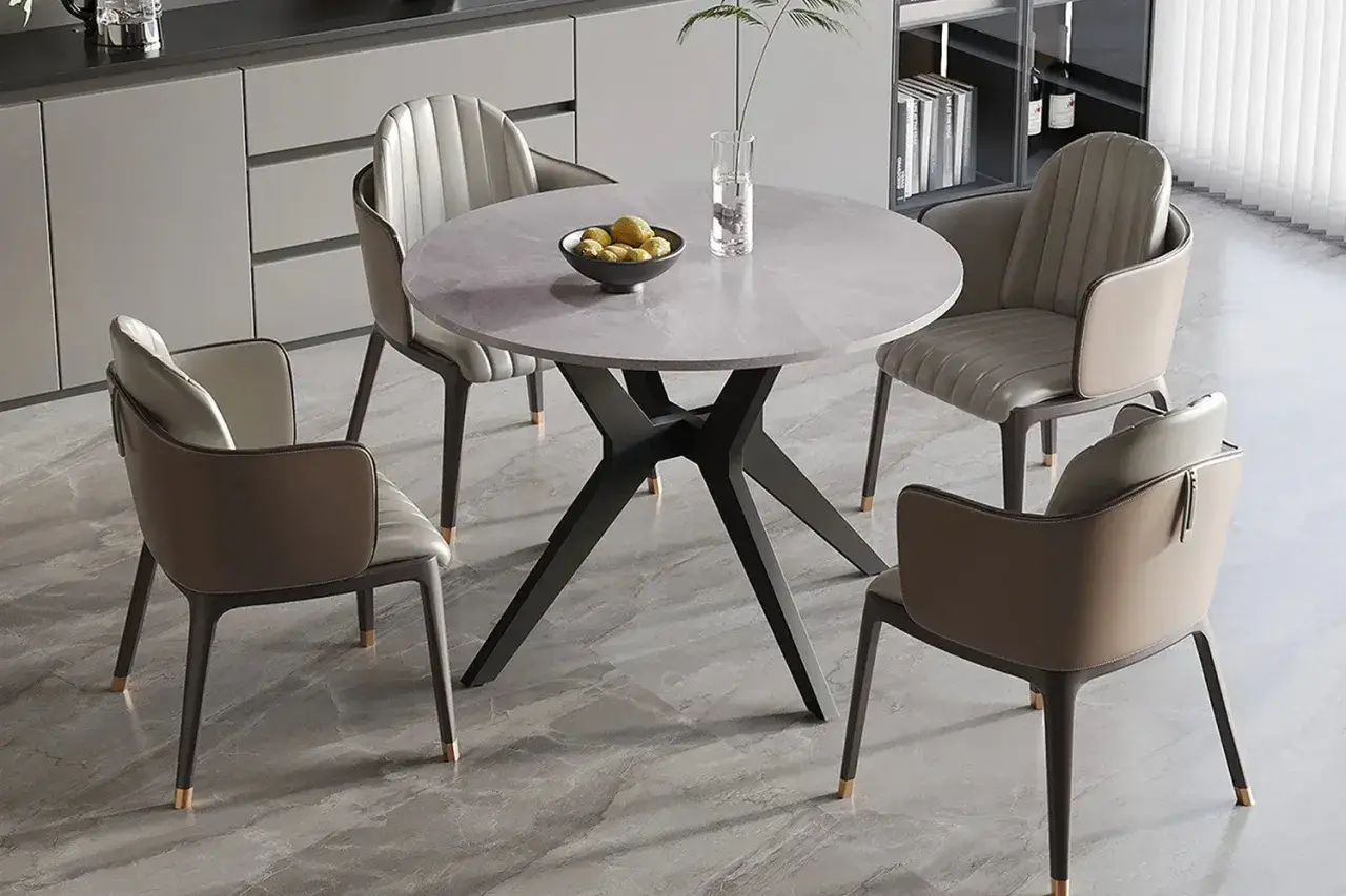 Table ronde moderne avec 4 chaises, idéale pour un repas convivial. Imaginez une **dimension table ronde 10 personnes** pour vos grandes réunions.