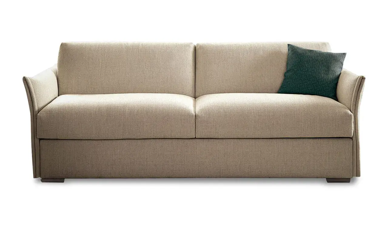 Canapé convertible beige, un coussin vert à motifs. Idéal pour la maison convertible, avis positif garanti.