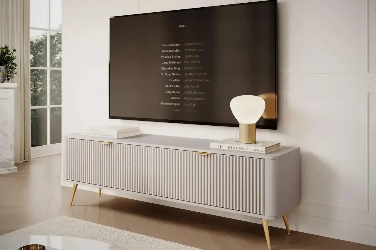 Meuble télé moderne aux lignes épurées, parfait pour un salon contemporain. Sa dimension s'intègre harmonieusement.