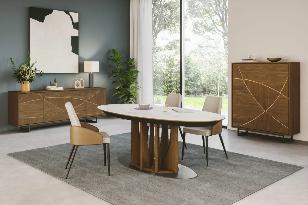 Salle à manger moderne avec table ovale, chaises, tapis et buffet en bois. La hauteur du buffet s'intègre parfaitement à l'espace.