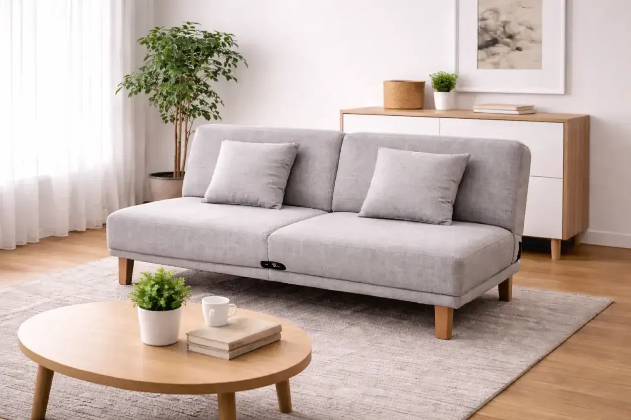 Canapé convertible gris, prêt à basculer en lit d'appoint. Un clic clac qui bascule pour plus de confort.