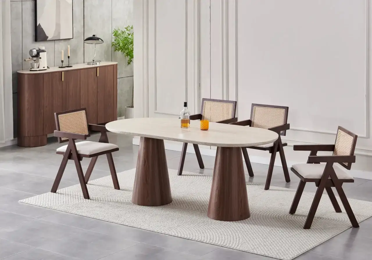 Un &eacute;l&eacute;gant ensemble salon salle &agrave; manger avec une table ovale et des chaises en rotin.