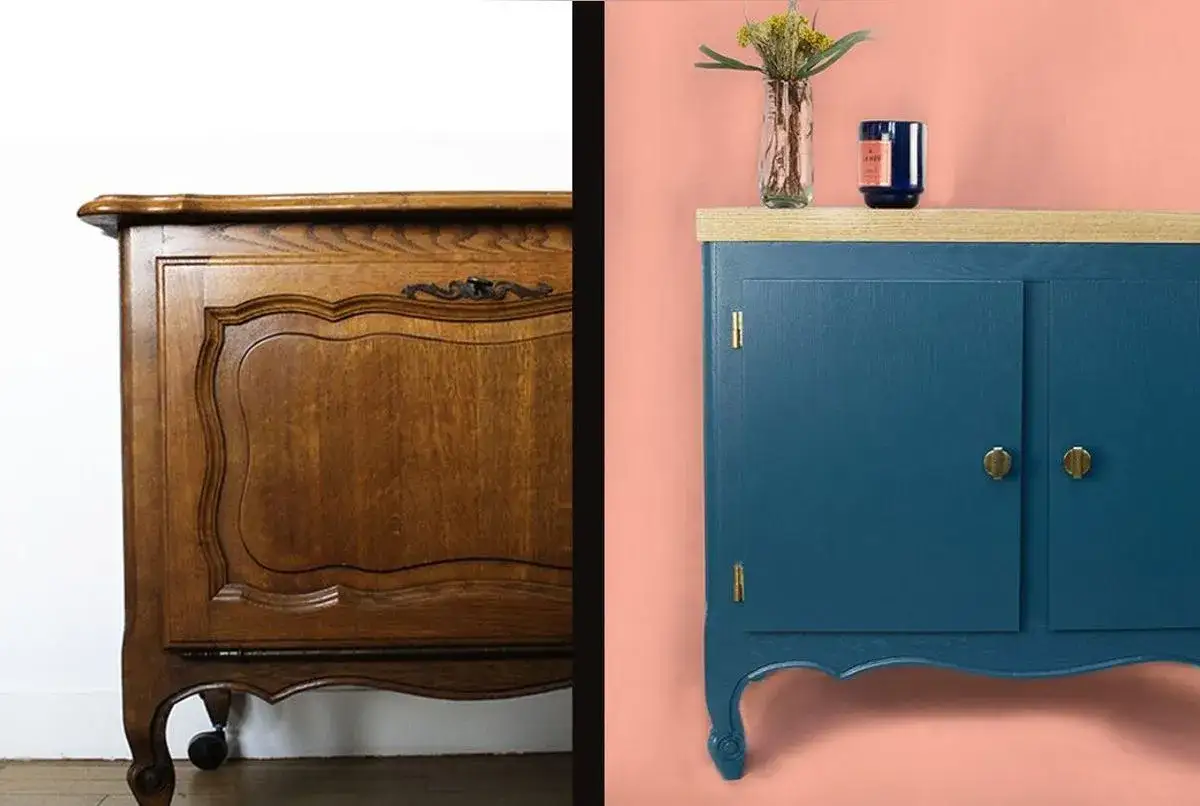 Avant/après : un meuble en bois verni transformé en bleu profond avec un plateau clair.
