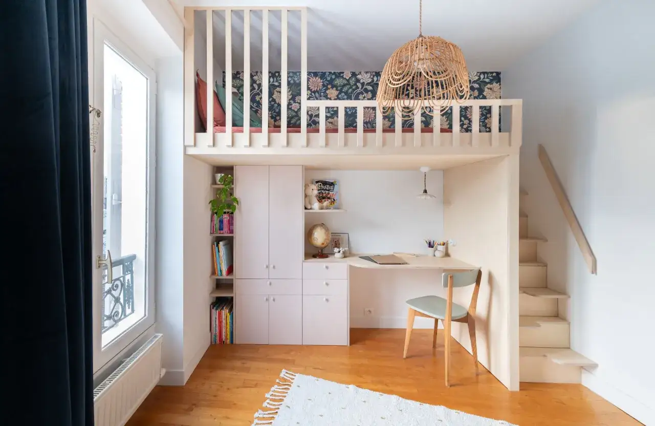 Am&eacute;nagement petite chambre ado : lit mezzanine, bureau, rangements et escalier en bois.