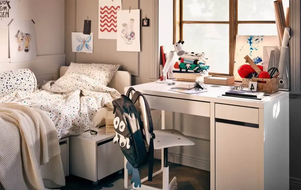 Am&eacute;nagement petite chambre ado : lit confortable, bureau fonctionnel avec lampe et fournitures cr&eacute;atives, et un sac &agrave; dos pr&ecirc;t pour l'aventure.