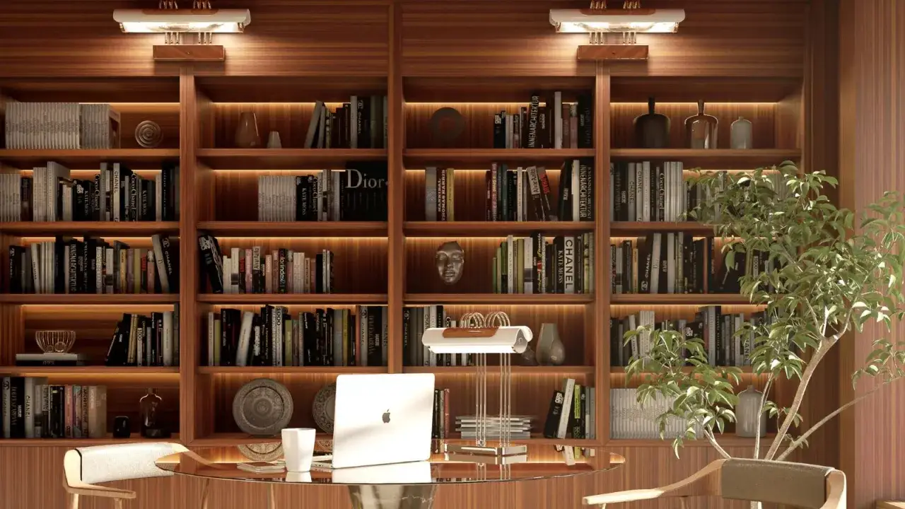 Éclairage subtil pour une bibliothèque en bois, mettant en valeur les livres et objets décoratifs. Idéal pour comment éclairer une bibliothèque.