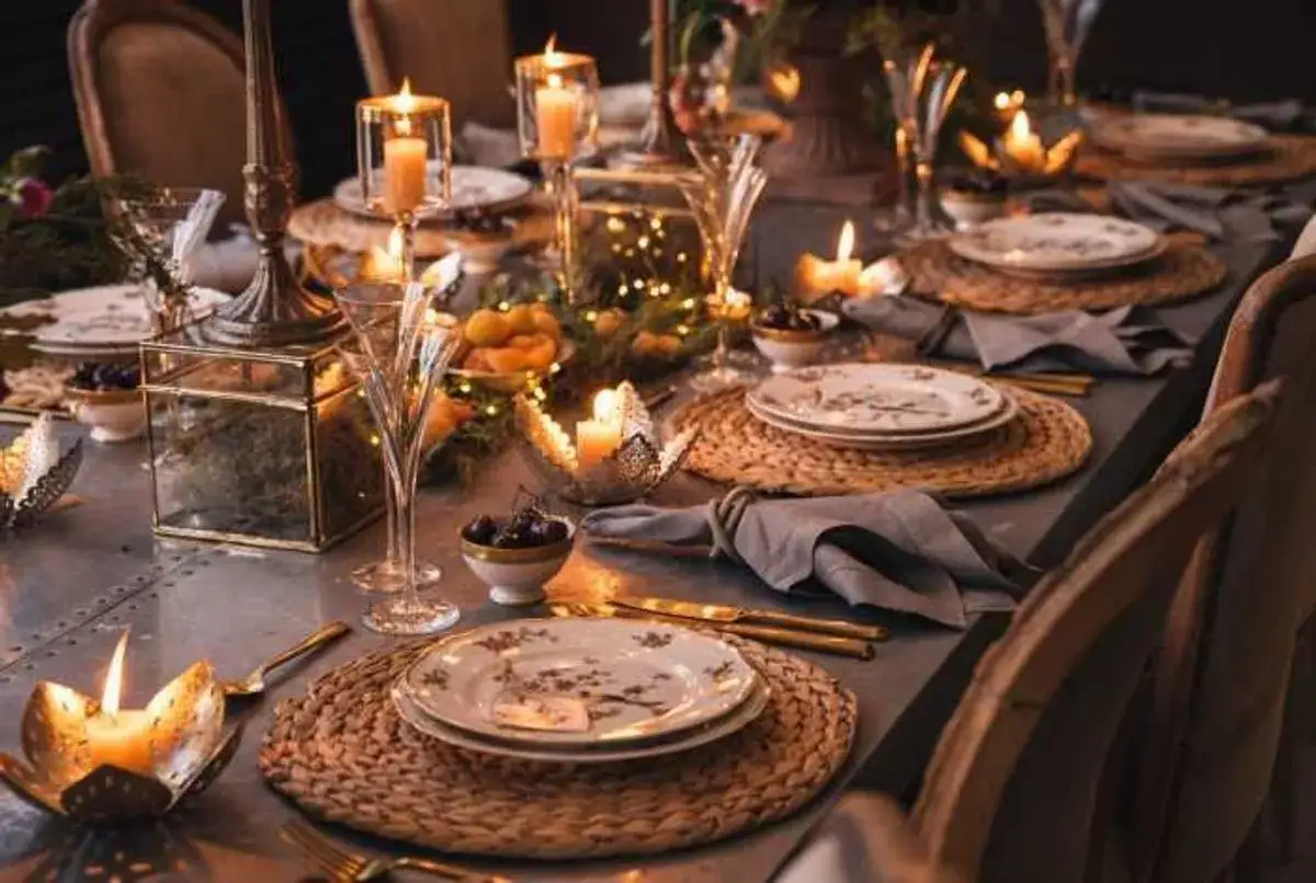 &Eacute;l&eacute;gante deco table nouvel an nature : bougies, vaisselle fleurie, nattes en jonc de mer et feuillages cr&eacute;ent une ambiance chaleureuse et festive.