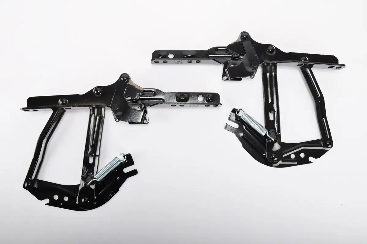 Deux charni&egrave;res m&eacute;talliques noires, pr&ecirc;tes &agrave; faire un clic clac qui bascule, avec ressorts apparents.