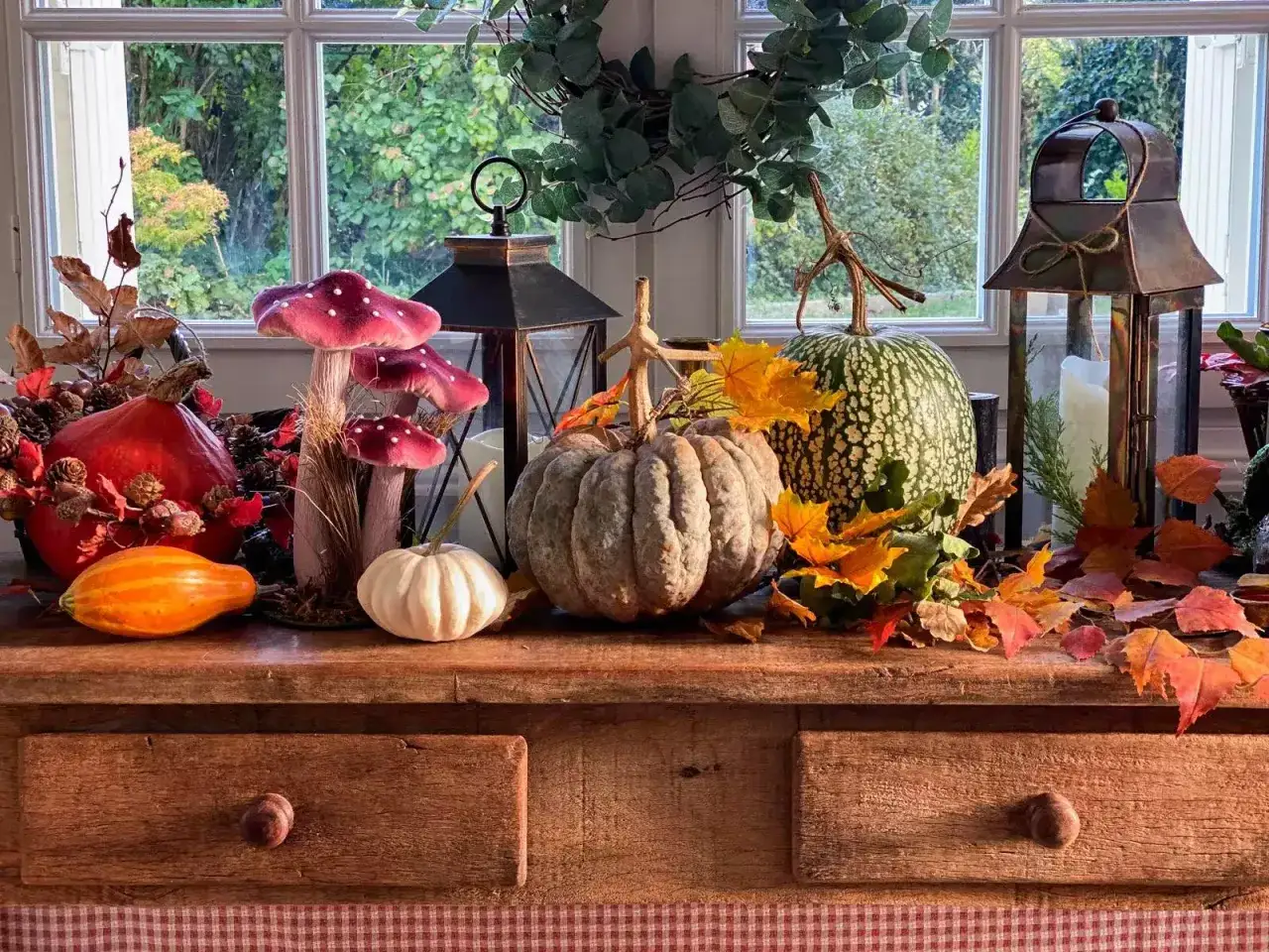 Une belle table de d&eacute;co automne &agrave; faire soi m&ecirc;me avec citrouilles, champignons, lanternes et feuilles d'automne.