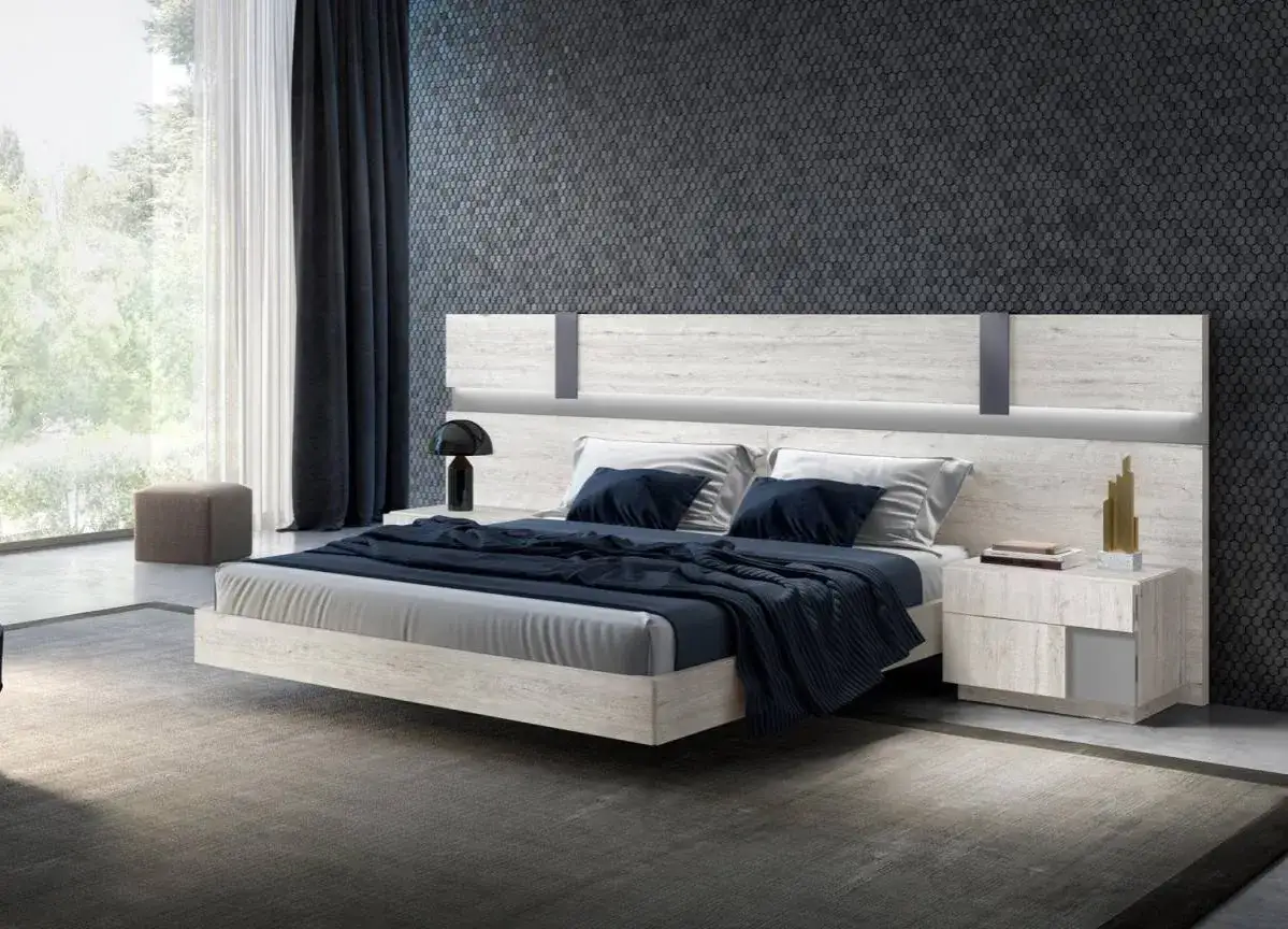 Lit moderne avec une t&ecirc;te de lit sans mur, &eacute;clairage int&eacute;gr&eacute; et tables de chevet assorties.
