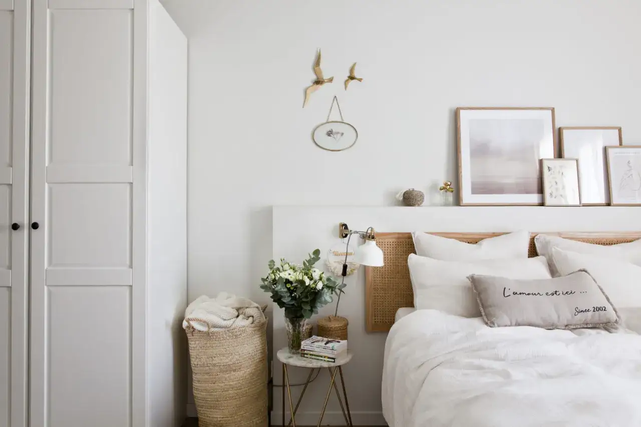 Chambre scandinave deco cocooning : lit blanc, tête de lit en rotin, coussin