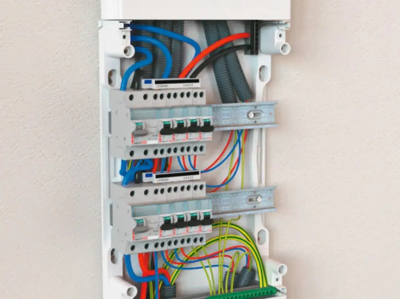 Tableau électrique Legrand avec disjoncteurs et câblage propre. Idéal pour estimer le prix changement tableau électrique.