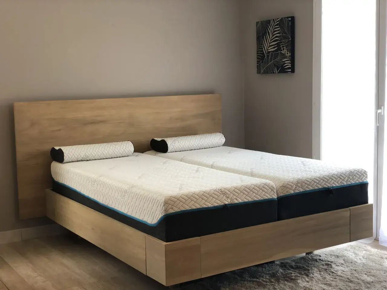 Lit électrique moderne avec deux matelas jumeaux sur sommier bois. Avantage inconvénient lit électrique : confort personnalisé, mais peut être coûteux.