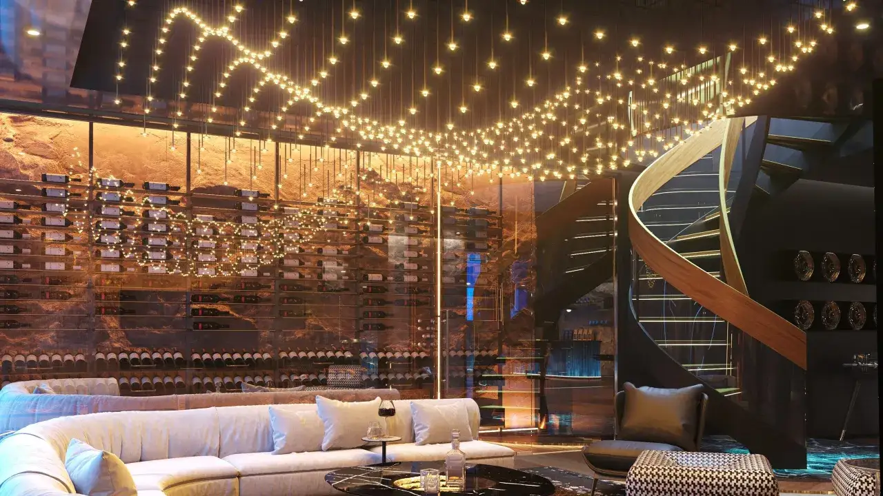 Un salon luxueux avec une cave &agrave; vin impressionnante, un canap&eacute; incurv&eacute; et un escalier en colima&ccedil;on. Un luminaire gradable cr&eacute;e une ambiance chaleureuse.