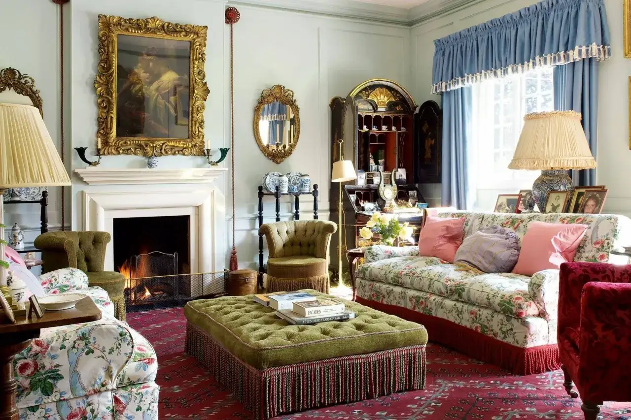 Salon &eacute;l&eacute;gant avec canap&eacute; fleuri, pouf vert et tapis rouge. Le tissu fleuri du canap&eacute; donne des id&eacute;es pour quel tissu pour housse de coussin.