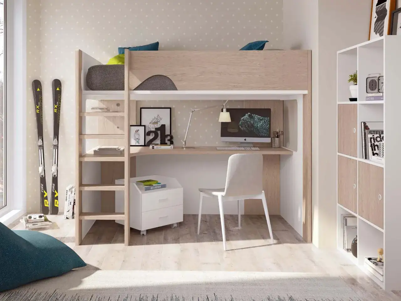 Chambre avec estrade : un lit en hauteur surplombe un bureau avec ordinateur et une chaise. Des skis sont appuyés contre le mur.